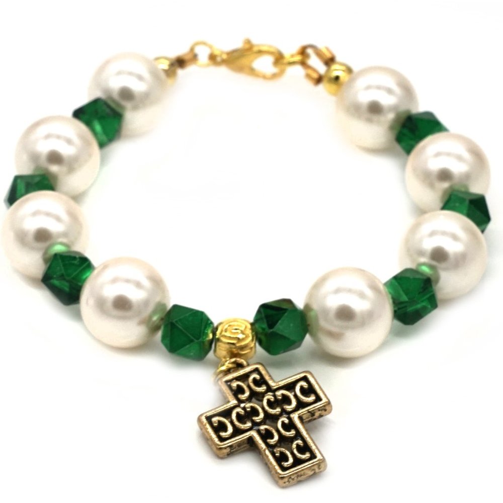 St Patricks theme bracelet with cross and green beads. - Picture 1 of 2